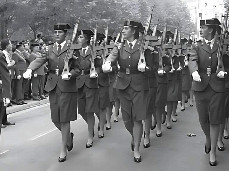 Aunque las mujeres ya ocupaban roles en la Guardia Civil desde 1948, desempeñándose como matronas o responsables del control de fronteras, fue en 1988 cuando se reguló oficialmente su acceso al Cuerpo.