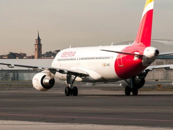 «Tarántulas en el Avión»: Un piloto de Iberia sufre una picadura en pleno vuelo