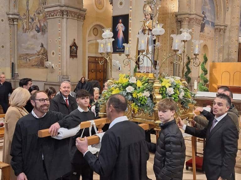 Rosi Miró ha sido nombrada 'Blaiera d’Honor' 2025, seguido del tradicional reparto de 'bescuit' y estampas conmemorativas entre los asistentes.