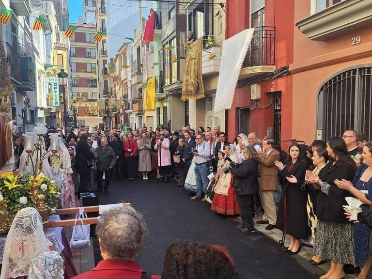 Rosi Miró ha sido nombrada 'Blaiera d’Honor' 2025, seguido del tradicional reparto de 'bescuit' y estampas conmemorativas entre los asistentes.