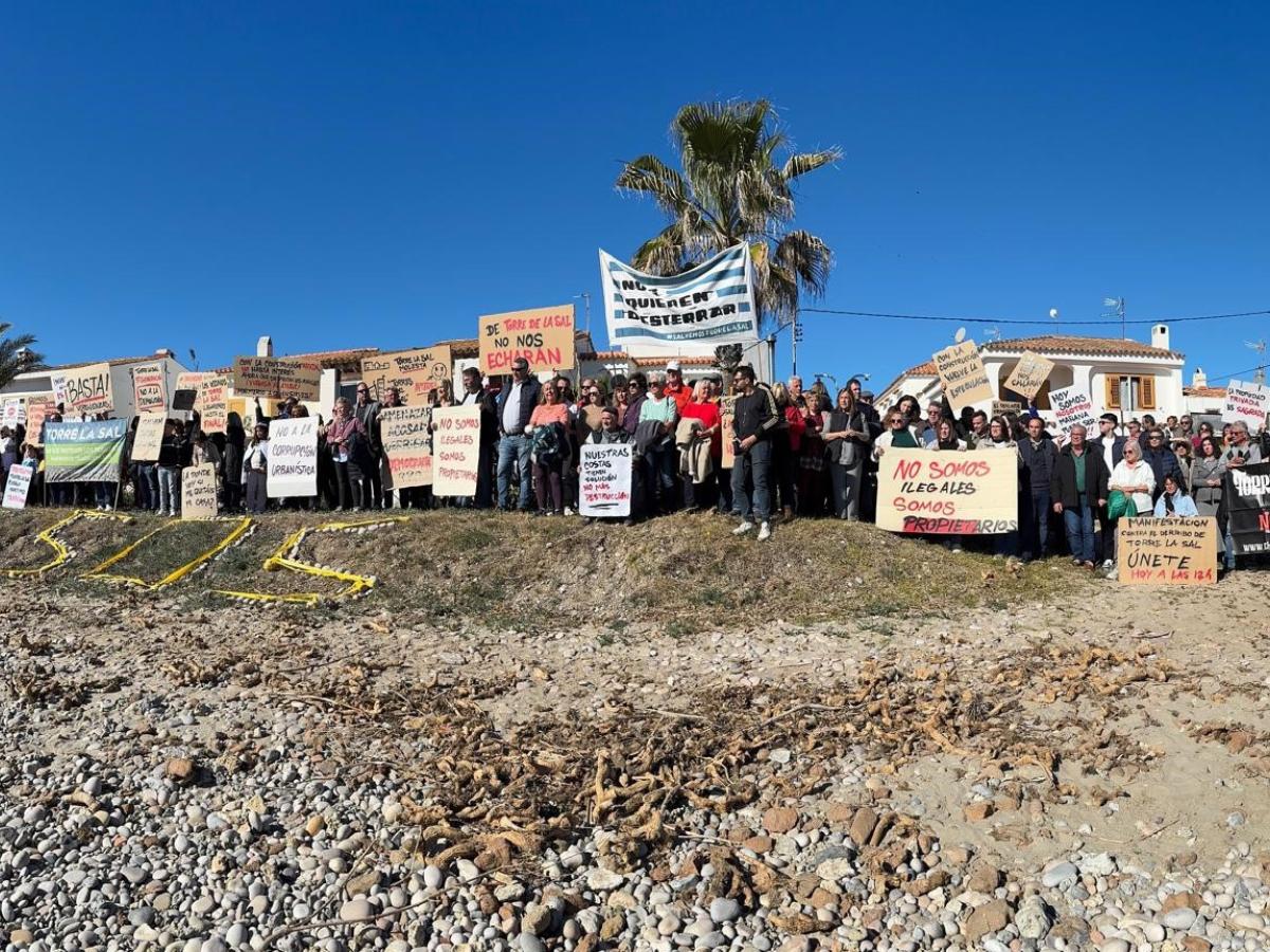 Protesta multitudinaria en Torre de la Sal por la defensa del poblado marítimo