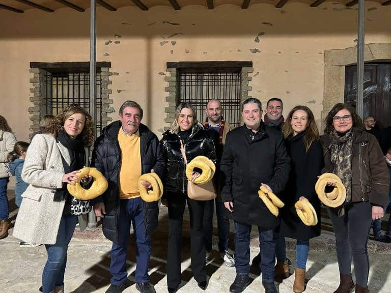 Uno de los momentos más esperados de la festividad fue la tradicional recorrida de las tres vueltas a la masía, un acto que evoca la devoción de tiempos pasados