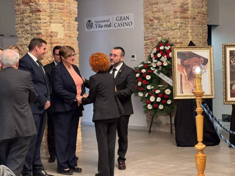 En la despedida, muchos vecinos han dado su último adiós, mostrando su reconocimiento y cariño hacia una mujer que dejó una huella imborrable en Vila-real.