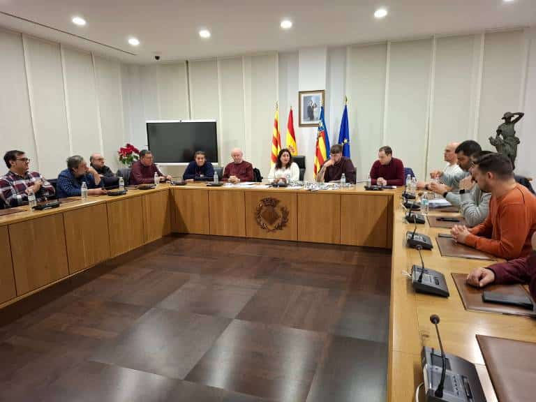 La gran afluencia de personas ha obligado a trasladar uno de los puntos de encuentro de la plaza José Soriano a la plaza de la Panderola