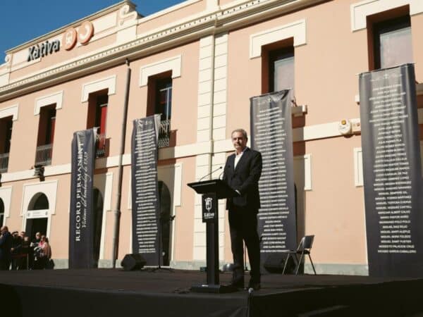 Zapatero conmemora el bombardeo de Xàtiva con una llamada a la paz