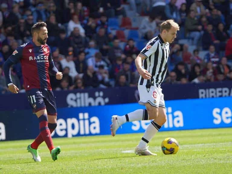 A pesar del doblete del "24" albinegro, Ousmane Camara, no pudo superar el CD Castellón a un Levante que consiguió dos de los tres goles de penalti (3-2)