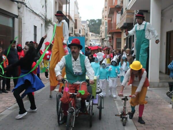 Almenara se transforma en un festín de color y ritmo con la llegada del Carnaval