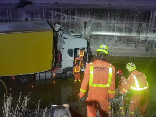 Aparatoso accidente con camión caído en una acequia