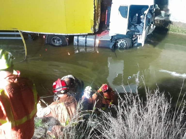 El herido recibió atención de los servicios sanitarios y, posteriormente, fue trasladado al Hospital de Alzira.