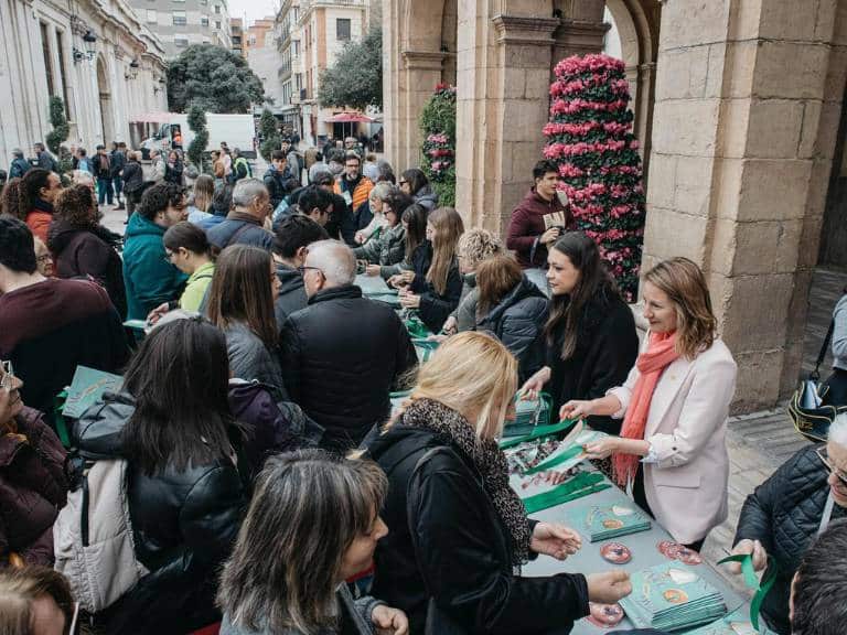 El reparto del programa oficial de las fiestas, cintas y pulseras comenzó a las 11:00 de la mañana, extendiéndose hasta las 13:00 horas, tanto en la Plaza Mayor como en las Tenencias de Alcaldía.