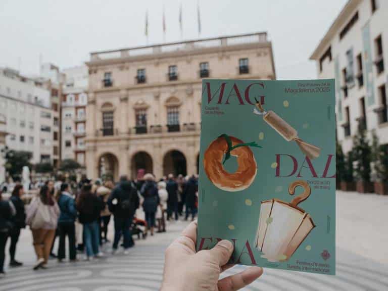 El reparto del programa oficial de las fiestas, cintas y pulseras comenzó a las 11:00 de la mañana, extendiéndose hasta las 13:00 horas, tanto en la Plaza Mayor como en las Tenencias de Alcaldía.
