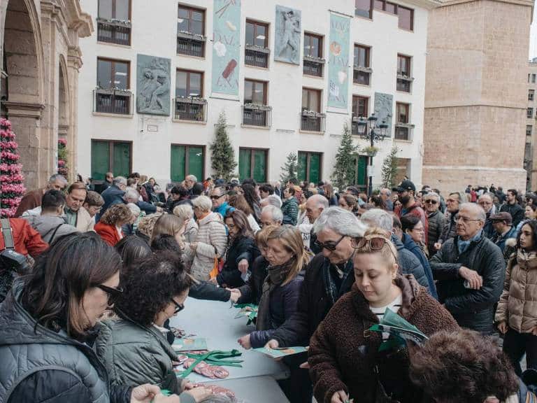 El reparto del programa oficial de las fiestas, cintas y pulseras comenzó a las 11:00 de la mañana, extendiéndose hasta las 13:00 horas, tanto en la Plaza Mayor como en las Tenencias de Alcaldía.