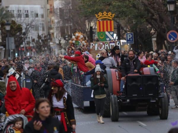 Benicàssim se viste de fiesta con su colorido desfile de Carnaval