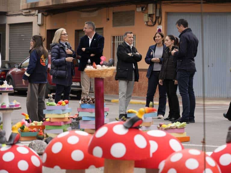 El monumento es el resultado del esfuerzo de las personas usuarias de AFDEM, quienes han elaborado los ninots en talleres con la colaboración de artistas falleros locales.