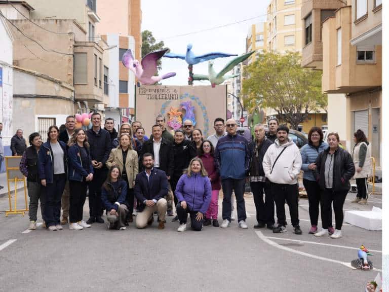 El monumento es el resultado del esfuerzo de las personas usuarias de AFDEM, quienes han elaborado los ninots en talleres con la colaboración de artistas falleros locales.