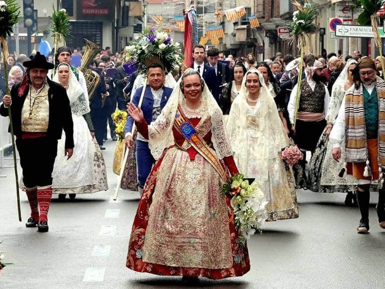Como parte del cierre de las Fallas 2025, las 18 comisiones falleras, las Reinas Falleras, junto con las delegaciones y la Junta Local Fallera, han tomado parte en la emotiva Ofrenda floral a la Virgen de la Misericordia