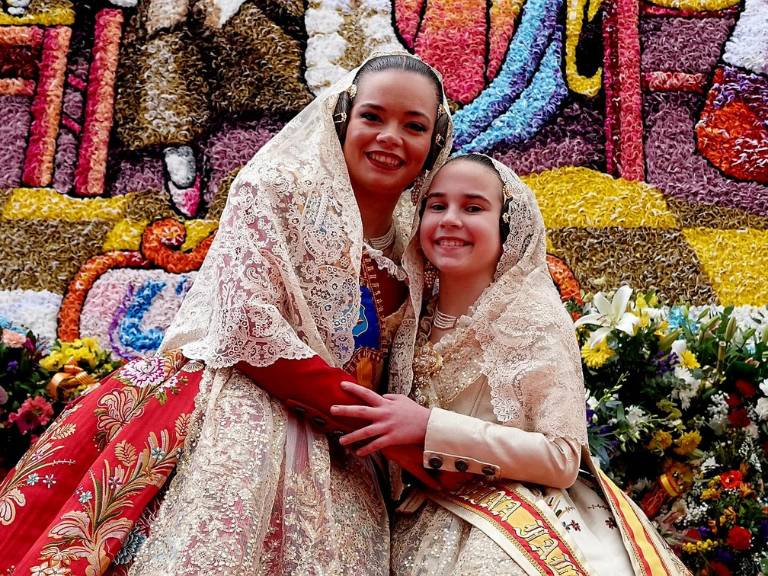 Como parte del cierre de las Fallas 2025, las 18 comisiones falleras, las Reinas Falleras, junto con las delegaciones y la Junta Local Fallera, han tomado parte en la emotiva Ofrenda floral a la Virgen de la Misericordia