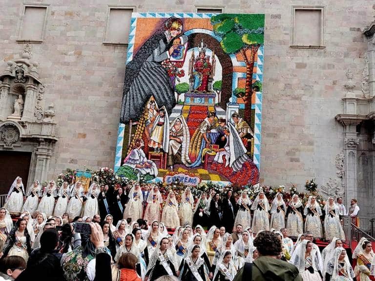 Como parte del cierre de las Fallas 2025, las 18 comisiones falleras, las Reinas Falleras, junto con las delegaciones y la Junta Local Fallera, han tomado parte en la emotiva Ofrenda floral a la Virgen de la Misericordia
