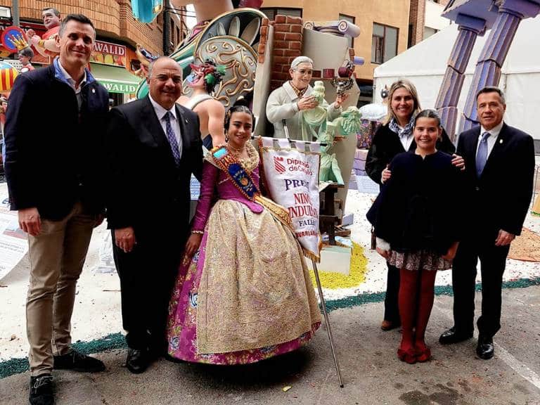 La mañana culminó con una espectacular mascletà en la plaza l'Hereu, un estallido de pólvora y emoción que congregó a varias autoridades, junto a numerosos vecinos y falleros