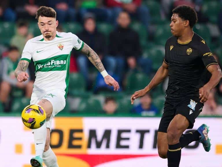 No pudo el Castellón cogerle el ritmo al Elche, que anotó tres tantos en un encuentro que ni siquiera el gol logrado con una espectacular chilena de Óscar Gil, consiguió hacer mella en el marcador final (3-1)