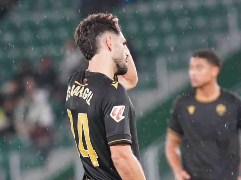No pudo el Castellón cogerle el ritmo al Elche, que anotó tres tantos en un encuentro que ni siquiera el gol logrado con una espectacular chilena de Óscar Gil, consiguió hacer mella en el marcador final (3-1)