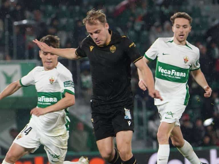 No pudo el Castellón cogerle el ritmo al Elche, que anotó tres tantos en un encuentro que ni siquiera el gol logrado con una espectacular chilena de Óscar Gil, consiguió hacer mella en el marcador final (3-1)