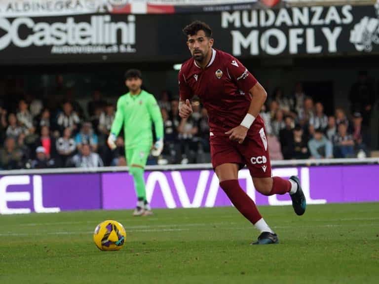 Tuvo que conformarse el CD Castellón con un empate con el colista, gracias a que logro remontar el marcador en contra con los goles de Calatrava y Van Den Belt
