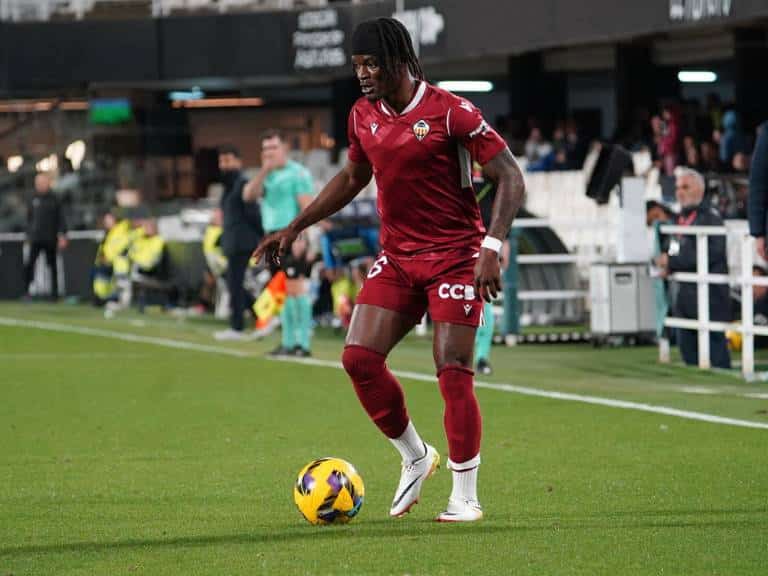 Tuvo que conformarse el CD Castellón con un empate con el colista, gracias a que logro remontar el marcador en contra con los goles de Calatrava y Van Den Belt