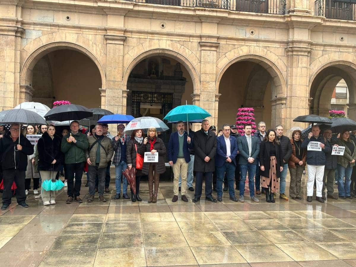 Castellón guarda un minuto de silencio por la educadora social asesinada en Badajoz