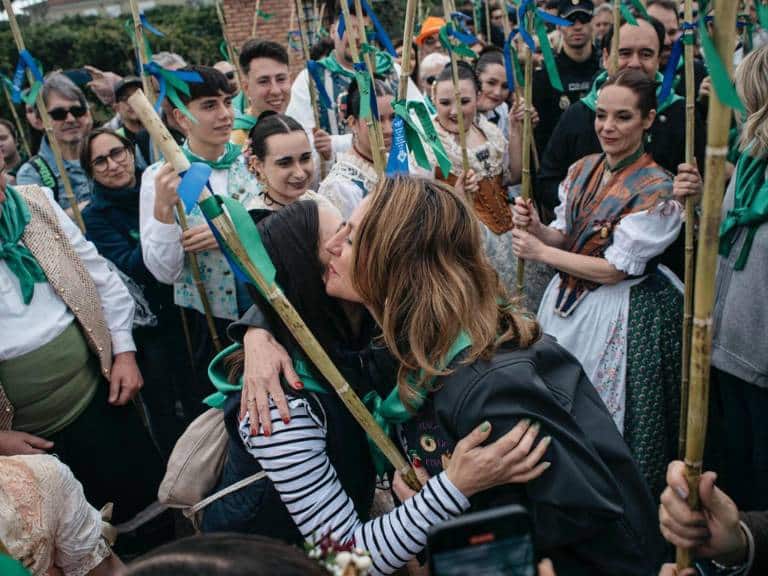 Con todos los ojos puestos en la meteorología, los castellonenses se han congregado en el centro de la ciudad recorrer unos 8 kilómetros hasta el Castell Vell, simbolizando el origen de la fundación de Castellón.
