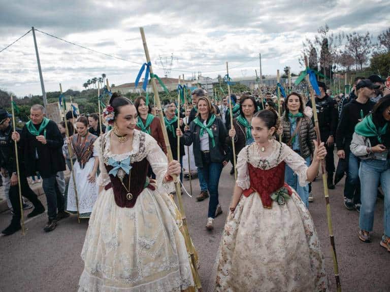 Con todos los ojos puestos en la meteorología, los castellonenses se han congregado en el centro de la ciudad recorrer unos 8 kilómetros hasta el Castell Vell, simbolizando el origen de la fundación de Castellón.