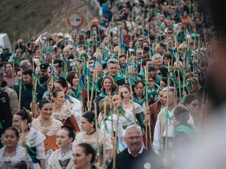 Con todos los ojos puestos en la meteorología, los castellonenses se han congregado en el centro de la ciudad recorrer unos 8 kilómetros hasta el Castell Vell, simbolizando el origen de la fundación de Castellón.