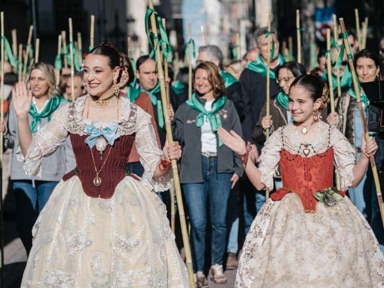Con todos los ojos puestos en la meteorología, los castellonenses se han congregado en el centro de la ciudad recorrer unos 8 kilómetros hasta el Castell Vell, simbolizando el origen de la fundación de Castellón.