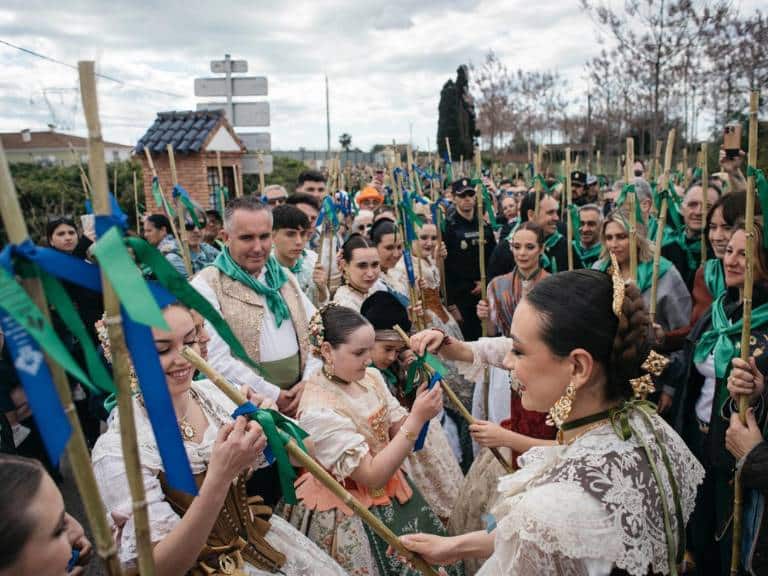 Con todos los ojos puestos en la meteorología, los castellonenses se han congregado en el centro de la ciudad recorrer unos 8 kilómetros hasta el Castell Vell, simbolizando el origen de la fundación de Castellón.