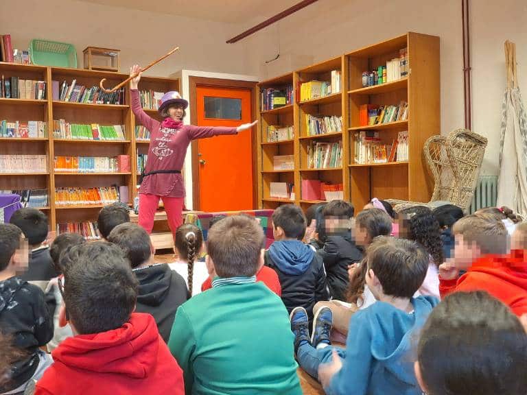 Una de las sesiones ha sido impartida en el colegio Carlos Sarthou por la cuentacuentos Rosabel Canós (Contaclown).