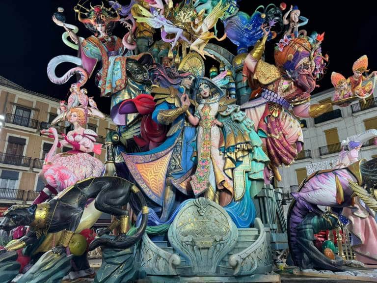 Convento se consagra como la gran triunfadora del año, al conquistar no solo el máximo galardón por su falla grande, sino también el premio a la Falla Infantil y el codiciado Ninot Indultat