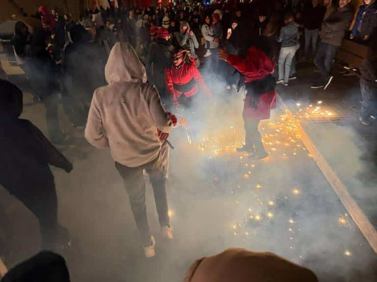 El correfoc de los Diables transformó la zona de la UJI de Castellón en un escenario mágico y desafiante.
