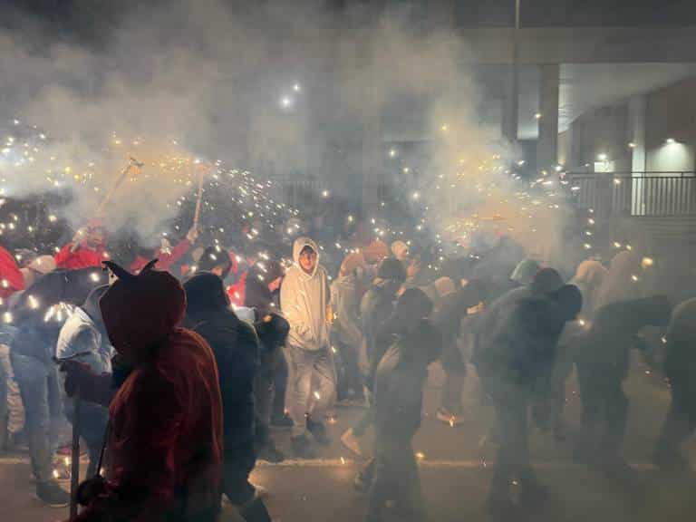 El correfoc de los Diables transformó la zona de la UJI de Castellón en un escenario mágico y desafiante.