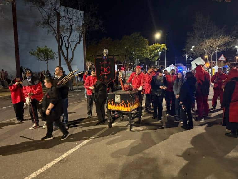 El correfoc de los Diables transformó la zona de la UJI de Castellón en un escenario mágico y desafiante.