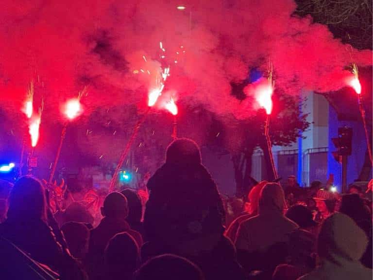 El correfoc de los Diables transformó la zona de la UJI de Castellón en un escenario mágico y desafiante.