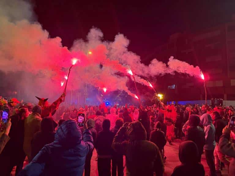 El correfoc de los Diables transformó la zona de la UJI de Castellón en un escenario mágico y desafiante.