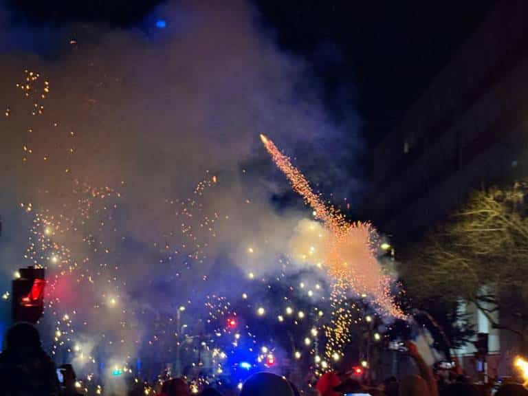 El correfoc de los Diables transformó la zona de la UJI de Castellón en un escenario mágico y desafiante.