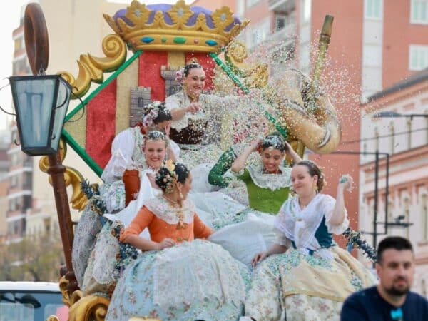 El Coso Multicolor tiñe las calles de Castellón con miles de kilos de confeti