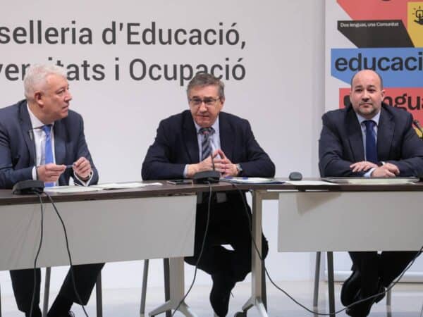Críticas y elogios a la consulta sobre castellano o valenciano