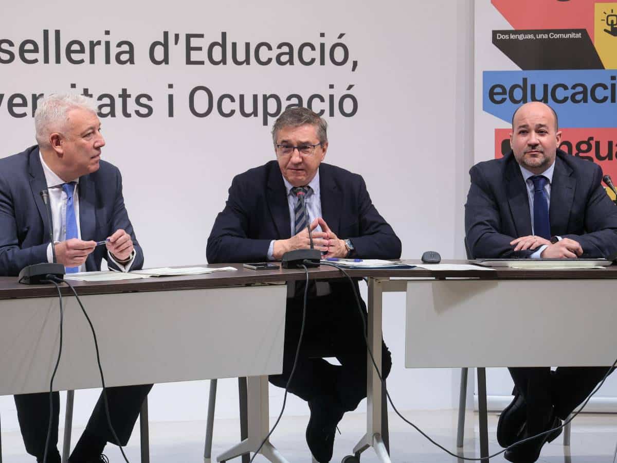 Críticas y elogios a la consulta sobre castellano o valenciano