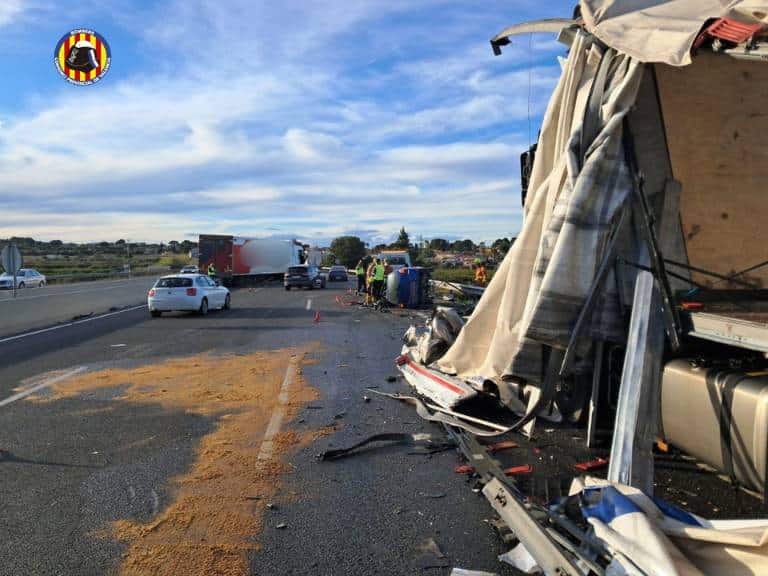 Todo parece indicar que el incidente ocurrió después de que un camión que salía del arcén fuera alcanzado por otro que circulaba por la calzada
