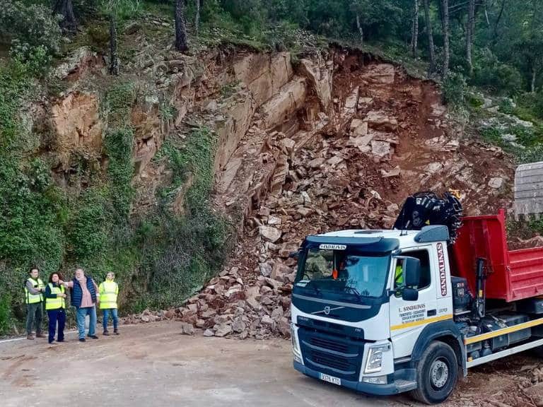 La Generalitat realiza trabajos de emergencia para restablecer la circulación en la CV-219 tras producirse un deslizamiento de terreno