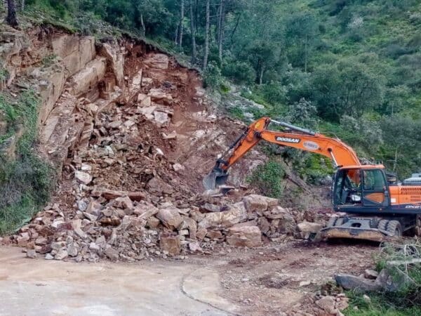 Desprendimientos obligan a cortar el tráfico en la CV-219 de Castellón