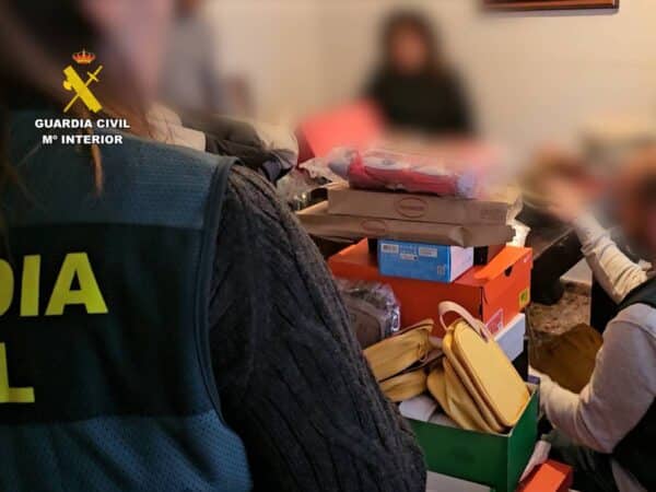Detenida trabajadora de una empresa de paquetería por robar durante años