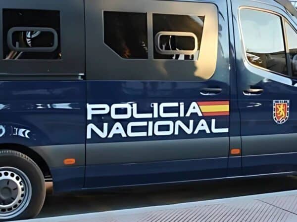 Detienen a una mujer por matar a sus perros tras lanzarlos de un octavo piso Detienen a una mujer por matar a sus perros tras lanzarlos de un octavo piso
